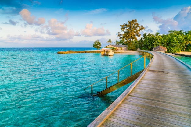 beautiful water villas tropical maldives island sunrise time 1232 4484 - Web Nômade Digital