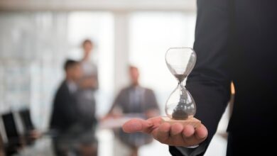 businessman holding hour glass signifies importance being time 53876 13940 1 - Web Nômade Digital