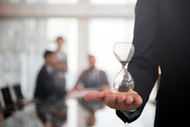 businessman holding hour glass signifies importance being time 53876 13940 1 - Web Nômade Digital