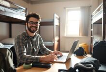 Nômade digital trabalhando em acomodação econômica