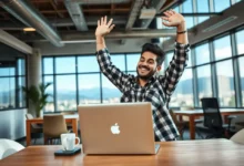 Empreendedor digital celebrando sucesso