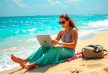 Nômade digital trabalhando na praia com computador.