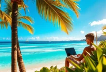 Pessoa trabalhando em um laptop na praia.