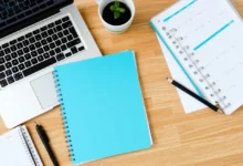 Um ambiente de trabalho organizado simbolizando produtividade e eficiência.