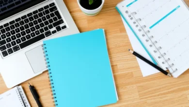 Um ambiente de trabalho organizado simbolizando produtividade e eficiência.