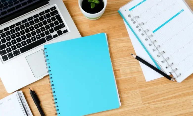 A Agenda de Clientes que Todo Freelancer Precisa em 2024 - Web Nômade Digital Um ambiente de trabalho organizado simbolizando produtividade e eficiência.