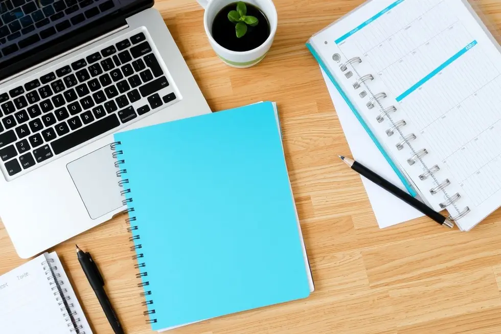 Um ambiente de trabalho organizado simbolizando produtividade e eficiência.