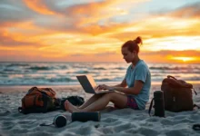 Nômade digital trabalhando em um laptop na praia ao pôr do sol.