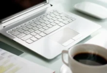 Ambiente de trabalho remoto com laptop e calendário.