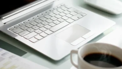 Ambiente de trabalho remoto com laptop e calendário.