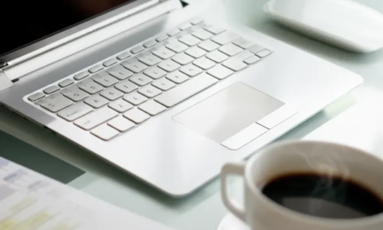 Ambiente de trabalho remoto com laptop e calendário.