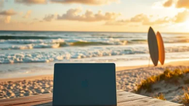 Um nômade digital trabalhando na praia, simbolizando liberdade.