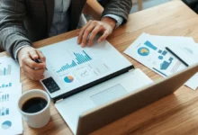 Jovem empreendedor em um ambiente de trabalho remoto.