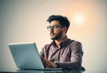 Empreendedor focado em expansão e crescimento de negócios usando laptop.