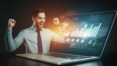 Empreendedor digital celebrando resultados positivos em seu negócio online.