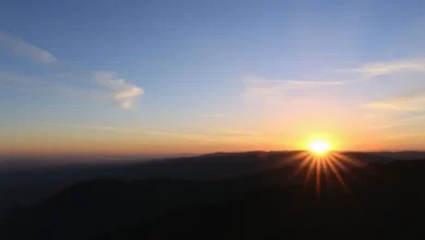 Vista deslumbrante do amanhecer sobre o horizonte da cidade, simbolizando novas oportunidades.