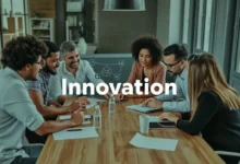 Um grupo diverso de empreendedores colaborando, representando a inovação e o trabalho em equipe.
