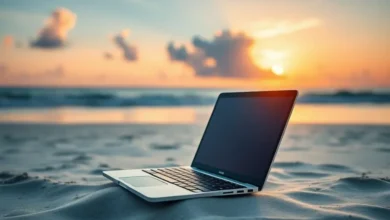 Um laptop em uma praia, simbolizando a liberdade do trabalho remoto.