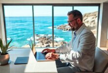 Sexólogo nômade digital trabalhando com laptop em ambiente costeiro