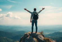 Nômade digital em um pico montanhoso, simbolizando liberdade