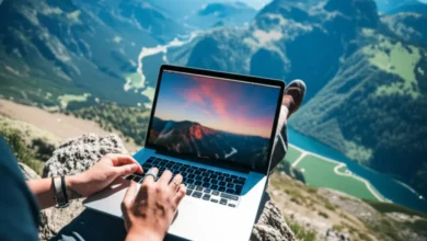 Nômade digital trabalhando em um laptop em uma montanha.