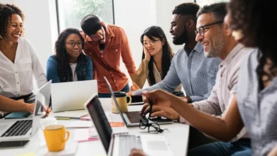 Grupo diverso de empreendedores e mentores trocando ideias.