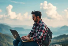 Nômade digital trabalhando em um laptop em um cenário deslumbrante ao ar livre.