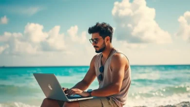 Nômade digital trabalhando na praia com um laptop.