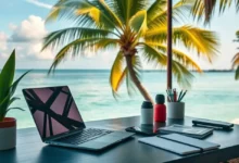 Um espaço de trabalho de nômade digital com laptop e ferramentas de gestão.