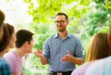 Mentor fazendo uma apresentação a um grupo de pessoas em um ambiente ao ar livre.