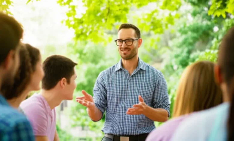 Mentor fazendo uma apresentação a um grupo de pessoas em um ambiente ao ar livre.