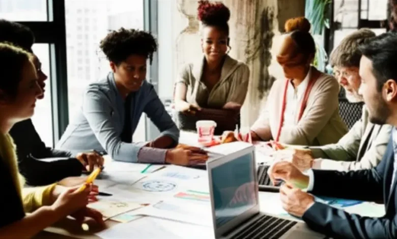 7 Benefícios Incríveis da Mentoria para Empreendedores e Profissionais - Web Nômade Digital Grupo diverso de empreendedores participando de uma sessão de mentoria.