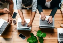 Grupo de empreendedores digitais trabalhando juntos para impulsionar negócios.