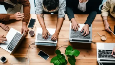 Grupo de empreendedores digitais trabalhando juntos para impulsionar negócios.