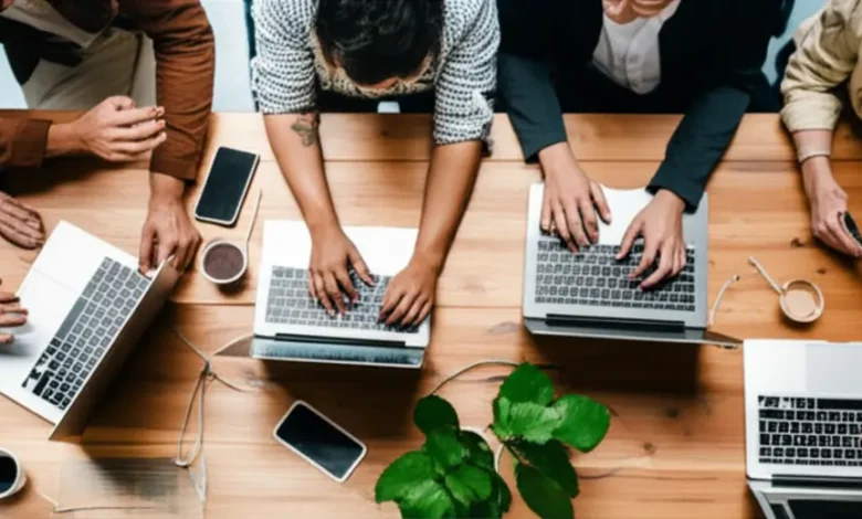 7 Estratégias Práticas para Aumentar a Lucratividade do Seu Negócio Digital - Web Nômade Digital Grupo de empreendedores digitais trabalhando juntos para impulsionar negócios.