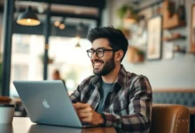 Nômade digital sorrindo ao ver resultados positivos de seu negócio.