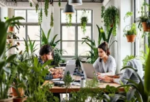 Nômades digitais em um co-working sustentável, simbolizando inovação e eco-friendliness.