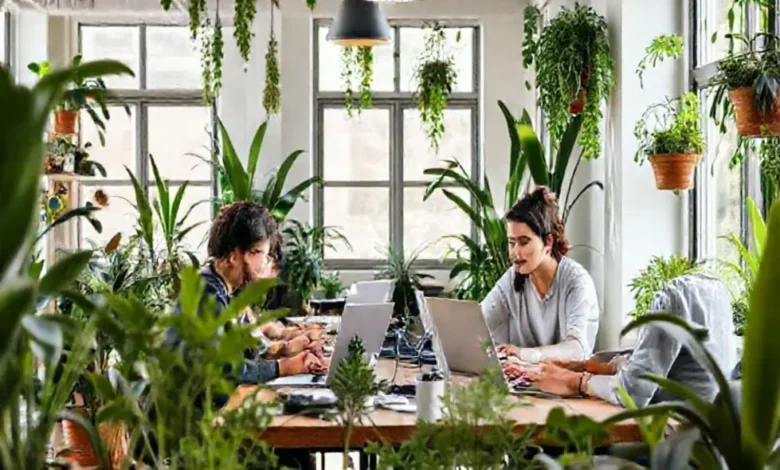 Nômades digitais em um co-working sustentável, simbolizando inovação e eco-friendliness.
