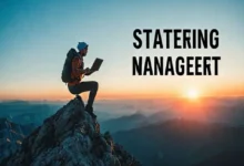 Nômade digital em um pico de montanha, simbolizando sucesso na gestão estratégica.