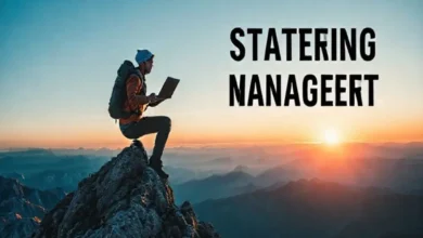 Nômade digital em um pico de montanha, simbolizando sucesso na gestão estratégica.