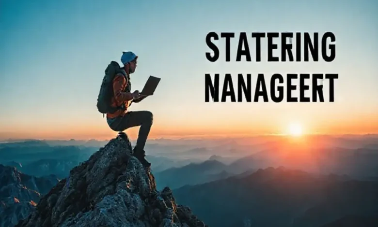 Nômade digital em um pico de montanha, simbolizando sucesso na gestão estratégica.