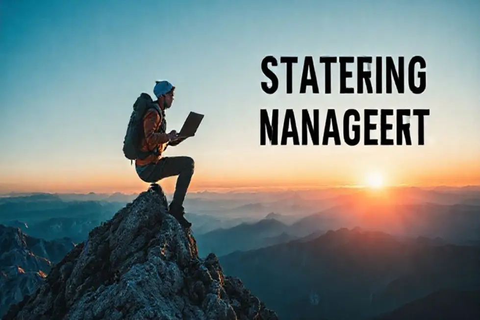 Nômade digital em um pico de montanha, simbolizando sucesso na gestão estratégica.