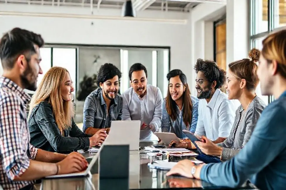 Grupo diverso de empreendedores digitais discutindo estratégias de negócios.