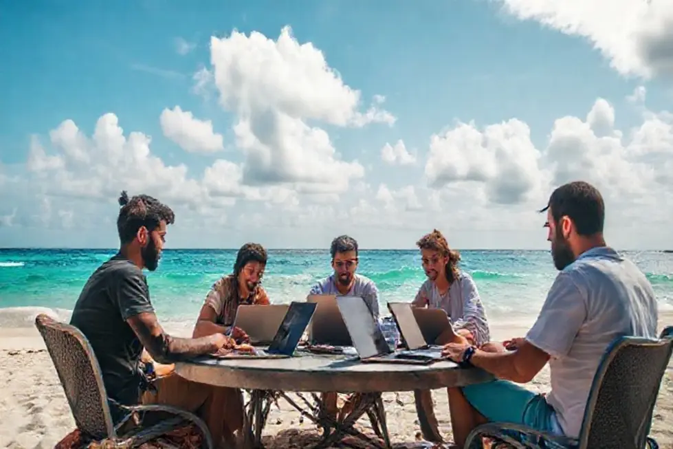 7 Estratégias Infalíveis para Aumentar a Lucratividade do Seu Negócio Online - Web Nômade Digital Grupo de nômades digitais trabalhando em estratégias de negócios na praia.