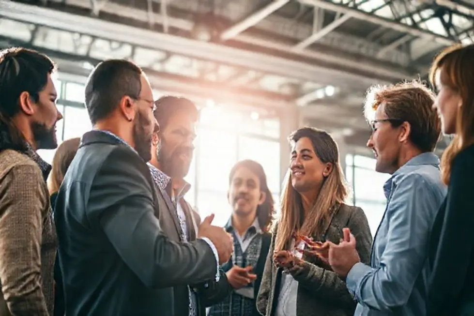 Grupo de empreendedores participando de uma sessão de mentoria inspiradora.