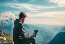 Retrato de um nômade digital trabalhando ao ar livre em meio à natureza.