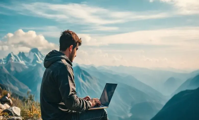 Retrato de um nômade digital trabalhando ao ar livre em meio à natureza.