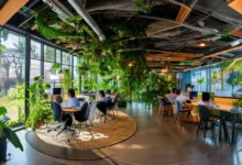 Vista panorâmica de um espaço de co-working ecológico com nômades digitais colaborando em projetos sustentáveis.