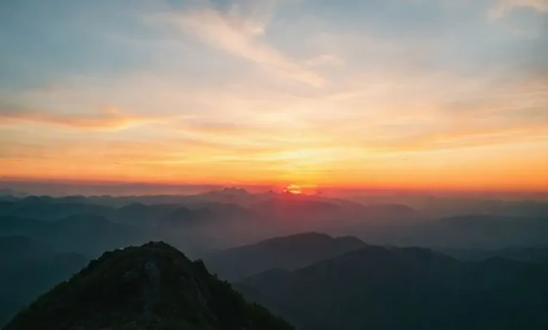 Pôr do sol no topo da montanha simbolizando crescimento sustentável