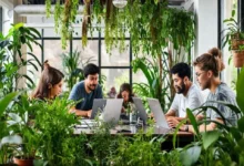 Nômades digitais trabalhando em um espaço sustentável.